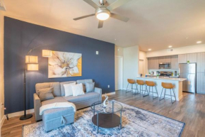 Modern 2BD - Gym, Pool, Parking, W-D - Sleeps 8
